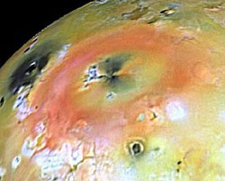 Vulcão do satélite Io em atividade